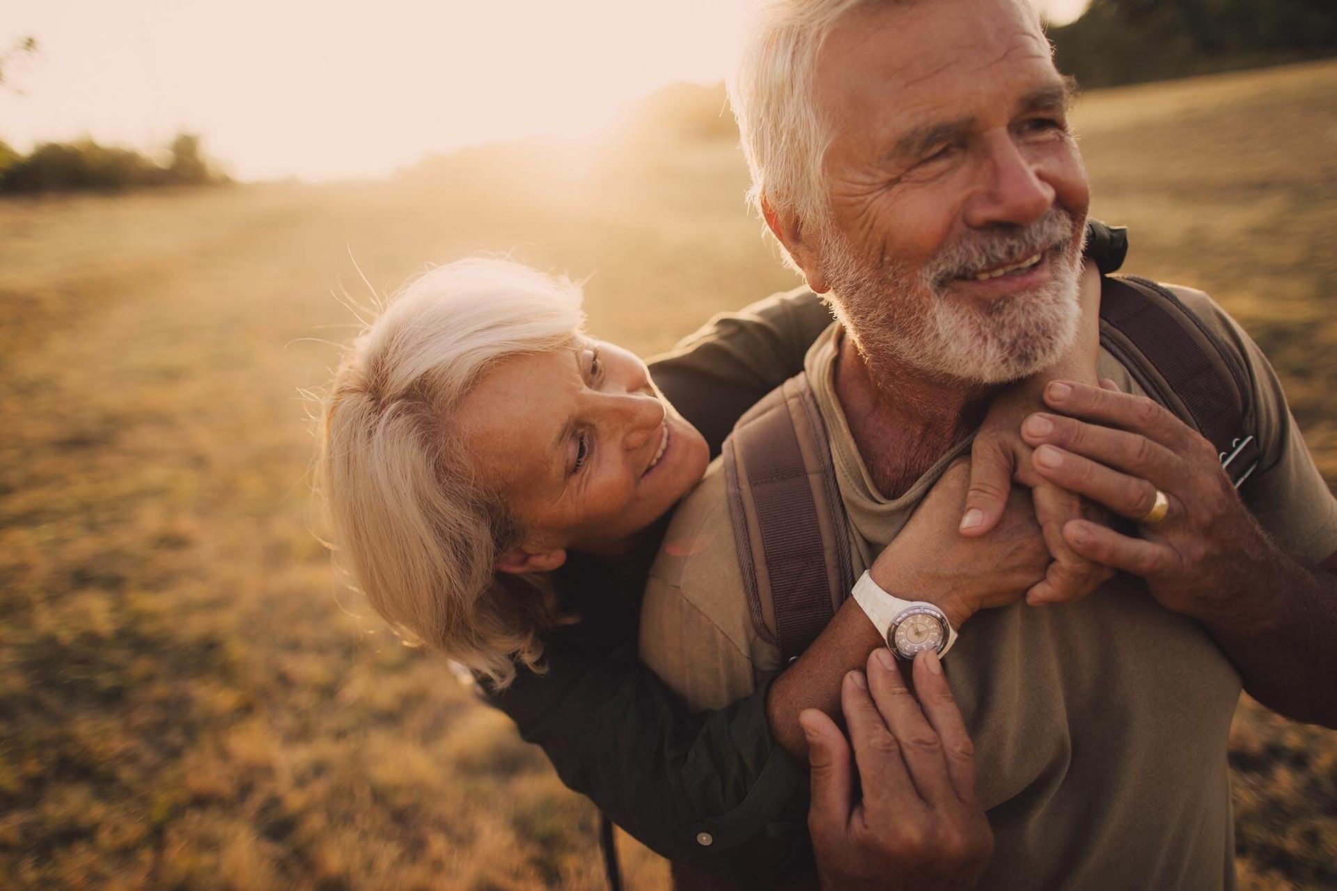 glückliches Rentner-Ehepaar, im Ruhestand gut versorgt