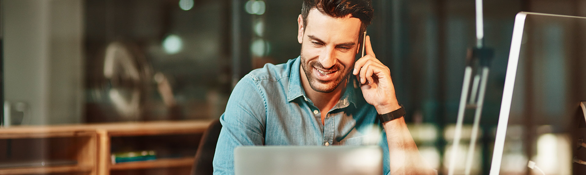 Vertriebsmitarbeiter am Telefon